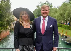 Mister în negru pe canalele venețiene: Cum a furat Regina Máxima privirile la Bienală. A renunțat la ținutele colorate