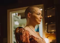 Marile premiere de pe SkyShowtime în iunie 2026: Michael Fassbender și Richard Gere în „Agenția”, iar Emma Stone luptă cu răpitorii în „Bugonia”
