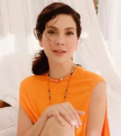 Bergüzar Korel, pe coperta revistei HELLO! Turcia: „Pun mai mult preț pe fericire decât pe a avea dreptate”