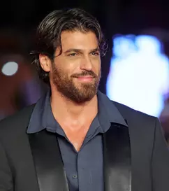 Can Yaman revine pe ecrane într-o ipostază complet diferită. Actorul joacă un avocat în noul serial „Bro”, filmat în Italia