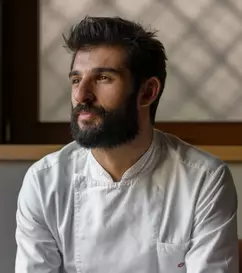 Chef Richard Abou Zaki lansează a doua carte. Juratul „Chefi la cuțite” pregătește 50 de rețete pentru acasă