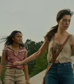 Lansarea thrillerului SF „Capătul Străzii Stejar”: Anne Hathaway și Ewan McGregor, înfruntare preistorică într-o suburbie americană