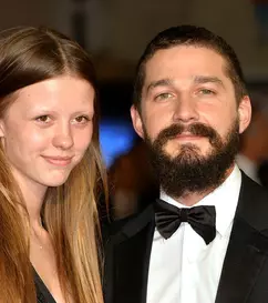 S-a terminat! Mia Goth cere divorțul de Shia LaBeouf și custodia fetiței lor