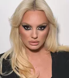 Alexandra Stan a renunțat complet la inhibiții în noaptea de Revelion. Rochia pe care a purtat-o a captat toate privirile