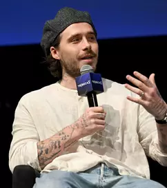 Brooklyn Beckham aruncă în aer relația cu tatăl său: „E o poveste lungă și complicată”. Gestul făcut în public