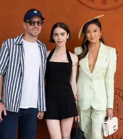 Lily Collins, lecție de eleganță la Roland Garros 2026: Look-ul inspirat de Audrey Hepburn cu care a cucerit Parisul