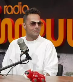 Tudor Ionescu de la Fly Project, dezvăluiri despre succes, muzică și familie la „Invitatul de 12”