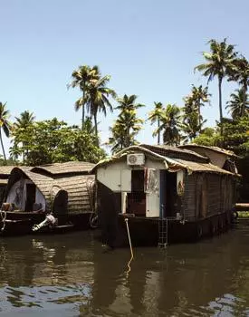 Barca all-inclusive in laguna din Kerala