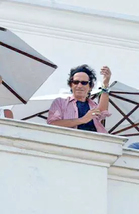 Keith Richards salută fanii după un concert al trupei Rolling Stones la hotel.