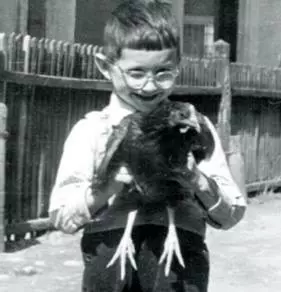 Horatiu Malaele in curtea bunicilor