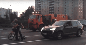 VIDEO - Doi șmecheri cu Porsche vor să-i aplice o corecție unui biciclist, dar ajung să regrete amarnic