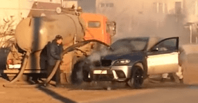 Noroc sau ghinion? Un BMW în flăcări a fost salvat de... o vidanjă! (VIDEO)