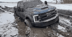Vlogger cumpără un Ford F-350 de 100.000 $ pentru teste, îl distruge (VIDEO)
