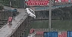 S-a bucurat că a luat permisul până s-a aruncat cu mașina în râu (VIDEO)