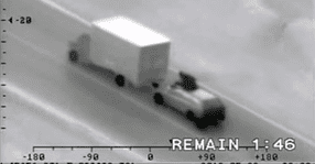 Hoții care furau mărfuri din camioane, din mers, au fost prinși. Ce s-a găsit asupra lor