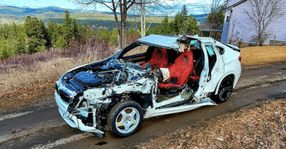 Un cadou... original: un bărbat i-a cumpărat soției această epavă de BMW X6 M