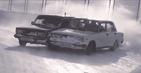 Două Lada s-au sudat la un drift în tandem, până când una a rămas fără o roată (VIDEO)