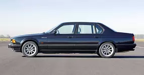 Care a fost prima mașină dotată cu faruri cu Xenon?