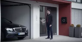 Mercedes-Benz Clasa E ne arată cum funcționează sistemul automat de parcare