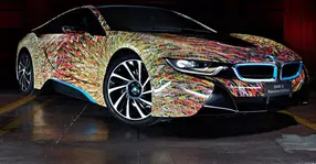 Cum se poate îmbina o operă de artă cu o mașină ce pare venită din viitor? | VIDEO