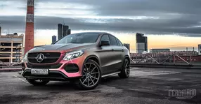 Un Mercedes-Benz GLE Coupe acoperit cu folie cameleon