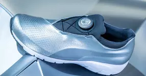 Conceptul BMW GINA Light Visionary se reîntrupează sub forma unor pantofi sport