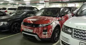 Macabru! Și-au vopsit mașinile cu... "sânge" | FOTO
