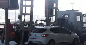 Eficient și rapid! Uite cum se ridică mașinile în Turcia | VIDEO