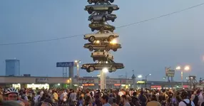 Ce reprezintă opt mașini trase printr-o țeapă?