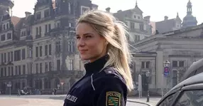 Ea este cea mai sexy polițistă din lume! Nu-i așa că ai vrea să te tragă pe dreapta?