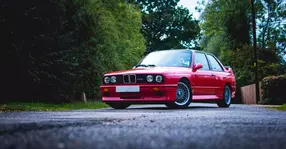 Iată cât au ajuns să coste două modele Mercedes și BMW din anii `80 la licitație!