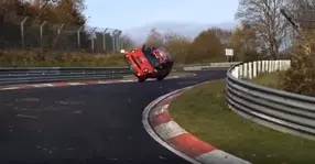 Un cascador a parcurs Nurburgringul cu un MINI pe două roți