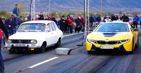 O Dacia 1300 modificată își măsoară forțele cu un BMW i8