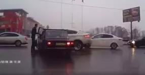 S-a dat jos să-și facă dreptate singur, dar a uitat ceva important. Ce a pățit șoferul unui BMW! | VIDEO