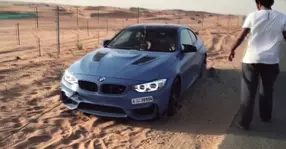 Arabii scot untul dintr-un BMW M4. Drifturi și mult fum