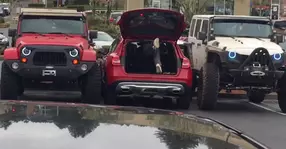 Video | Șmecheraș cu Mercedes primește o lecție în parcare. Se va gândi de două ori înainte de a mai face așa ceva.