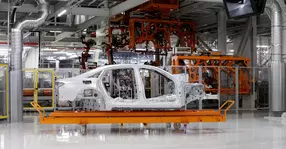 Noul Audi A8 va putea frâna, accelera și vira de unul singur. Dar funcțiile încă nu sunt legale