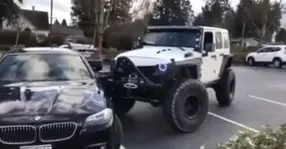Răzbunarea unui șofer de Jeep! Cum a fost pus la punct un bărbat care a parcat anapoda! | VIDEO