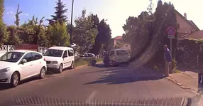 Ce se întâmplă dacă locuiești în Brașov și uiți să tragi frâna de mână | VIDEO