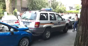 Ce tupeu! Un buzoian a intrat cu BMW-ul în mașina de poliție
