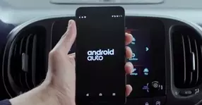 STUDIU: Android Auto și Apple CarPlay distrag atenția șoferului de la drum