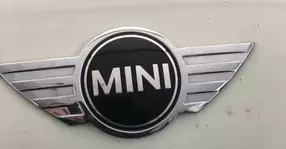 Un proprietar de Mini a turnat 5 litri de lichid de parbriz în motor. Ce a ieșit e greu de explicat. (galerie foto)