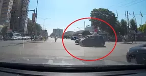 Accident filmat live, în București! Vinovat nu ar fi fost cel care a trecut pe roșu. Cum e posibil? | VIDEO