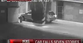 S-a prăbușit cu maşina în gol, de la etajul 7 al unei parcări | VIDEO