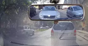 Un șofer începător și neatent a fost făcut "PROST" de un alt participant la trafic. În secunda doi a intrat în spatele celui care l-a jignit | VIDEO