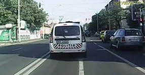 Doi români au trecut pe roșu deși polițiștii erau în spatele lor. Ce a urmat | VIDEO