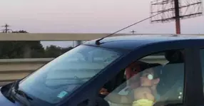 Ce șofer inconștient! O femeie a fost surprinsă conducându-și Loganul cu bebelușul în brațe