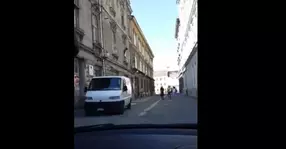 Un şofer a intrat cu BMW-ul în centrul pietonal din Timişoara şi a ameninţat trecătorii că-i calcă. Totul a fost transmis live pe Facebook | VIDEO