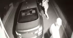Doi hoți au furat un BMW super luxos în mai puțin de 60 de secunde