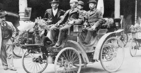 Tu ai citit vreodată "Romanța automobilului"? "Aleargă, /Vâjâie ca vântul, / Și dacă n-ai urechi normale, te face una cu pământul!"